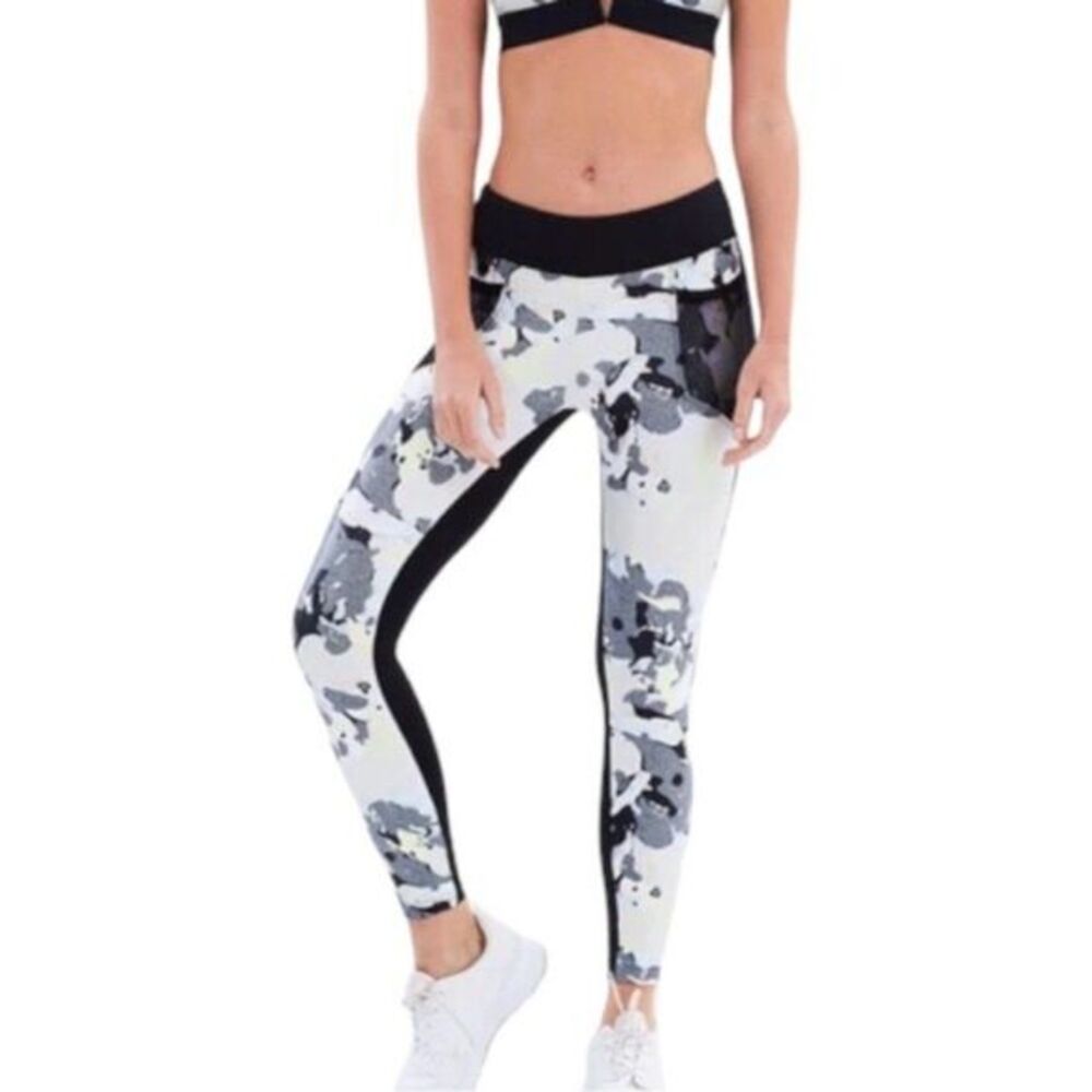 Revolve‎ Koral Magnify Legging in Bloom Camouflage Size Small Mesh Pockets